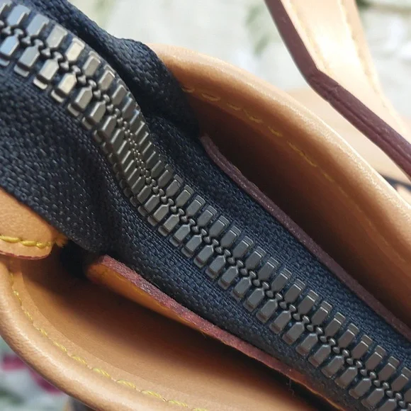 Dooney & Bourke Purse - Picture 10 of 10